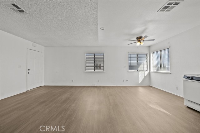 Detail Gallery Image 10 of 26 For 38501 Larkin Ave #4,  Palmdale,  CA 93550 - 2 Beds | 1 Baths