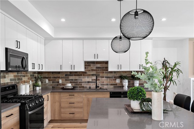 11860 W Flower, Valley Village CA: https://media.crmls.org/medias/1a6a532b-0102-4c02-94c0-bf4b35a8d6a8.jpg