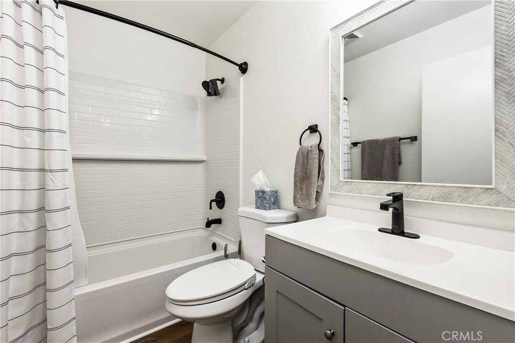 https://media.crmls.org/medias/1a6d7290-7f79-408b-b04e-33e2be81e06c.jpg?preset=X-Large