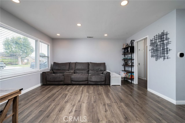 15129 Fonthill Avenue, Lawndale CA: https://media.crmls.org/medias/1a6d8d84-2b92-4f60-afc2-33741a092779.jpg