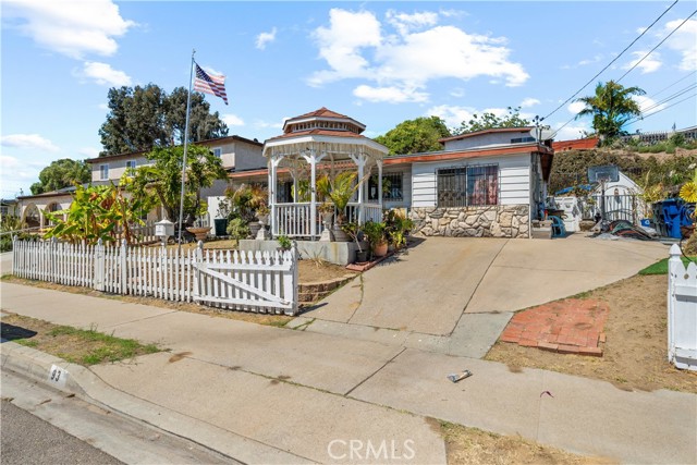 Detail Gallery Image 2 of 38 For 93 E Oxford St, Chula Vista,  CA 91911 - 5 Beds | 2 Baths