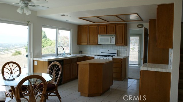 Detail Gallery Image 10 of 19 For 17474 Crestlake Ln, Riverside,  CA 92503 - 4 Beds | 2/1 Baths