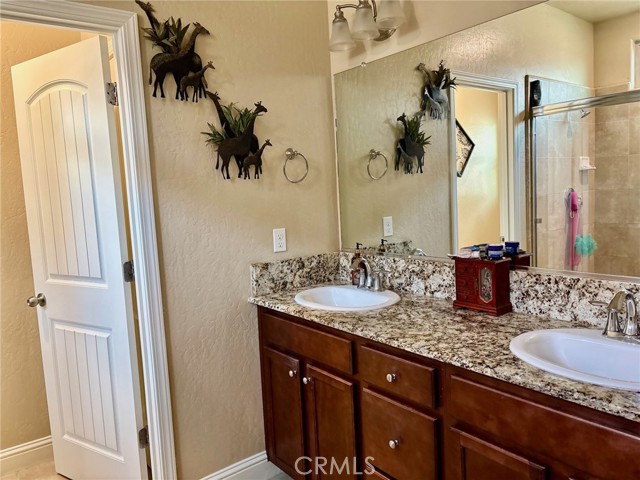 Detail Gallery Image 13 of 15 For 2220 N. Shady St, Visalia,  CA 93291 - 3 Beds | 2/1 Baths