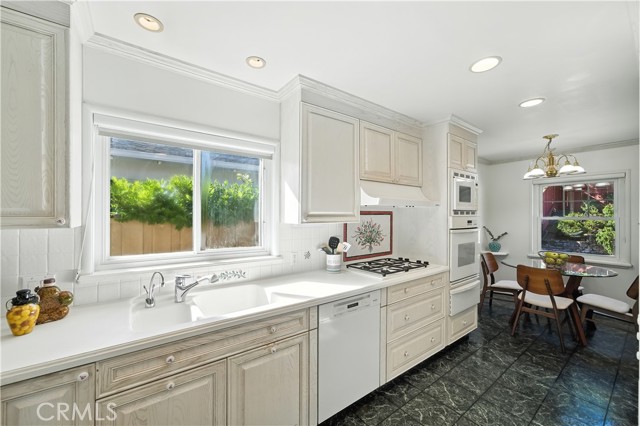 Detail Gallery Image 13 of 27 For 1319 Skyview Dr, Burlingame,  CA 94010 - 3 Beds | 2 Baths
