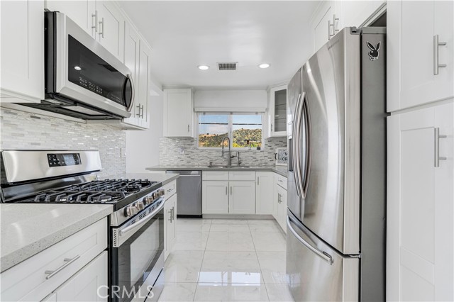 Detail Gallery Image 12 of 52 For 1440 Holbrook St, Eagle Rock,  CA 90041 - 3 Beds | 3/1 Baths