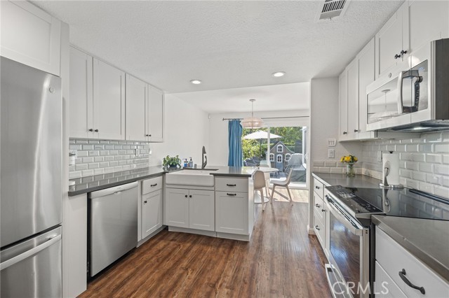 164 Stanford Court, Irvine CA: https://media.crmls.org/medias/1a7d9be0-a75d-45d1-81e9-767d23a82911.jpg