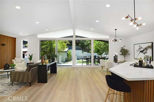 Detail Gallery Image 9 of 65 For 22284 Avenue San Luis, Woodland Hills,  CA 91364 - 6 Beds | 5/1 Baths