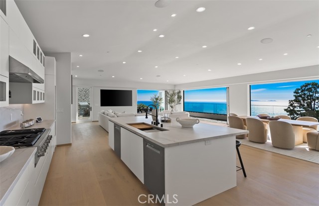 31 N Vista De Catalina, Laguna Beach CA: https://media.crmls.org/medias/1a80b5ae-942e-4ce0-a55d-27fa355f905e.jpg