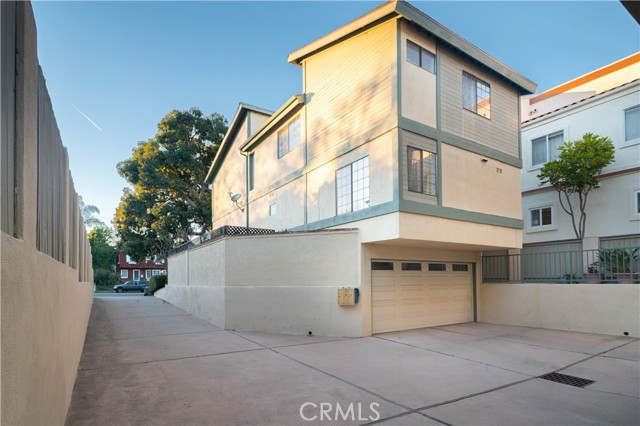 Fully detached w/two-car garage