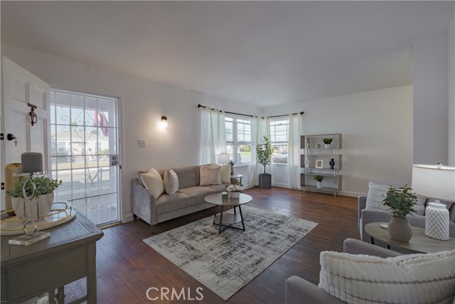 4829 Walnut Ave, Long Beach CA: https://media.crmls.org/medias/1a826a0d-18d6-4ceb-a9f2-93efbd241cc6.jpg