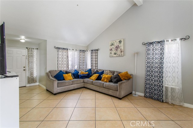 Detail Gallery Image 6 of 46 For 15811 Fiddleleaf Rd, Fontana,  CA 92337 - 5 Beds | 3/1 Baths