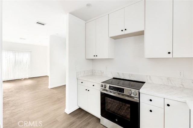 Detail Gallery Image 3 of 15 For 7044 White Oak a,  Van Nuys,  CA 91406 - 3 Beds | 2 Baths