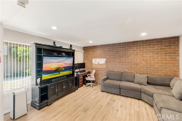 Detail Gallery Image 2 of 19 For 18128 Killion St #2,  Tarzana,  CA 91356 - 2 Beds | 2/1 Baths