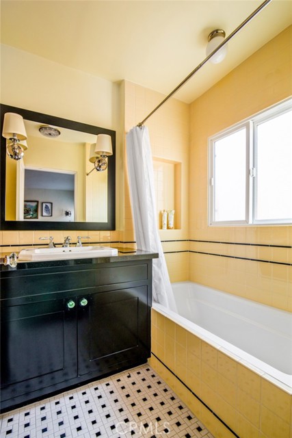 Detail Gallery Image 32 of 38 For 8246 4th St, Los Angeles,  CA 90048 - 2 Beds | 2 Baths