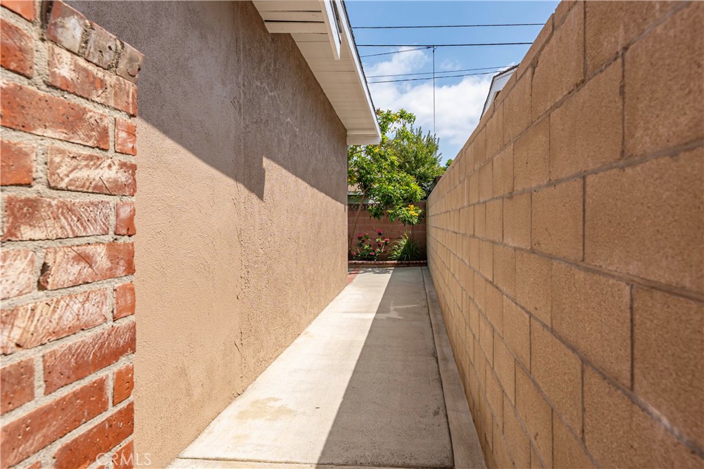 https://media.crmls.org/medias/1a8b2d4f-29df-446a-b3d7-6bf604cb06f5.jpg?preset=X-Large