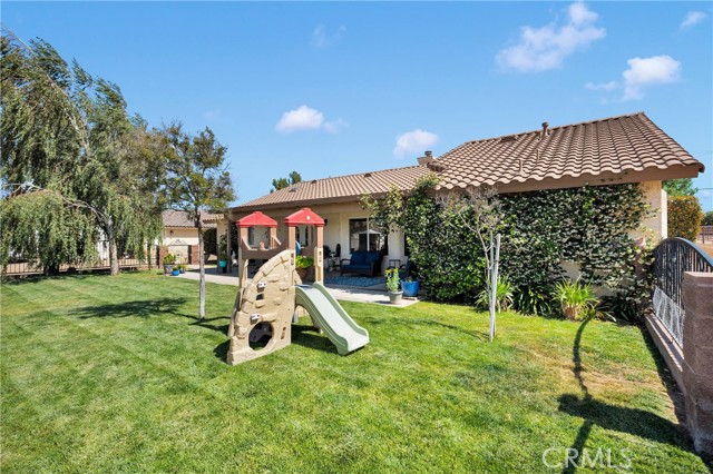 12958 Ranchero Road, Oak Hills CA: https://media.crmls.org/medias/1a8f9c61-fe75-482e-8714-d993ae26ae12.jpg