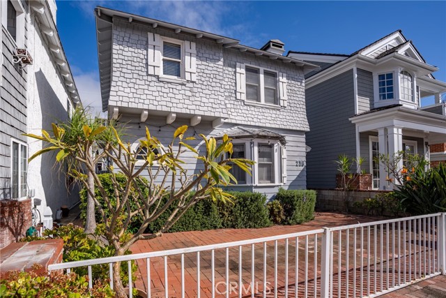 Detail Gallery Image 2 of 6 For 216 Amethyst, Newport Beach,  CA 92662 - 5 Beds | 4/1 Baths