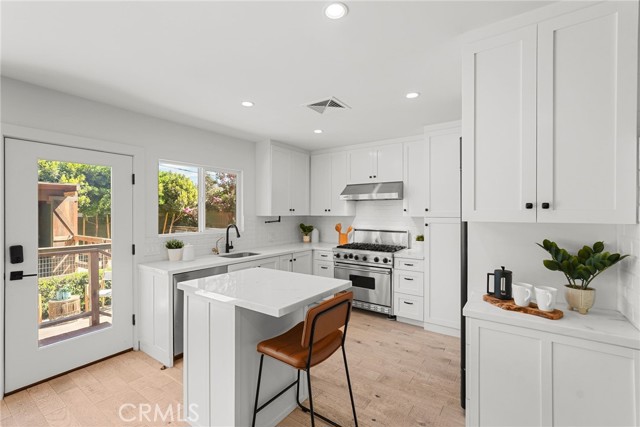 Detail Gallery Image 10 of 26 For 1321 W Morningside Dr, Burbank,  CA 91506 - 2 Beds | 2 Baths