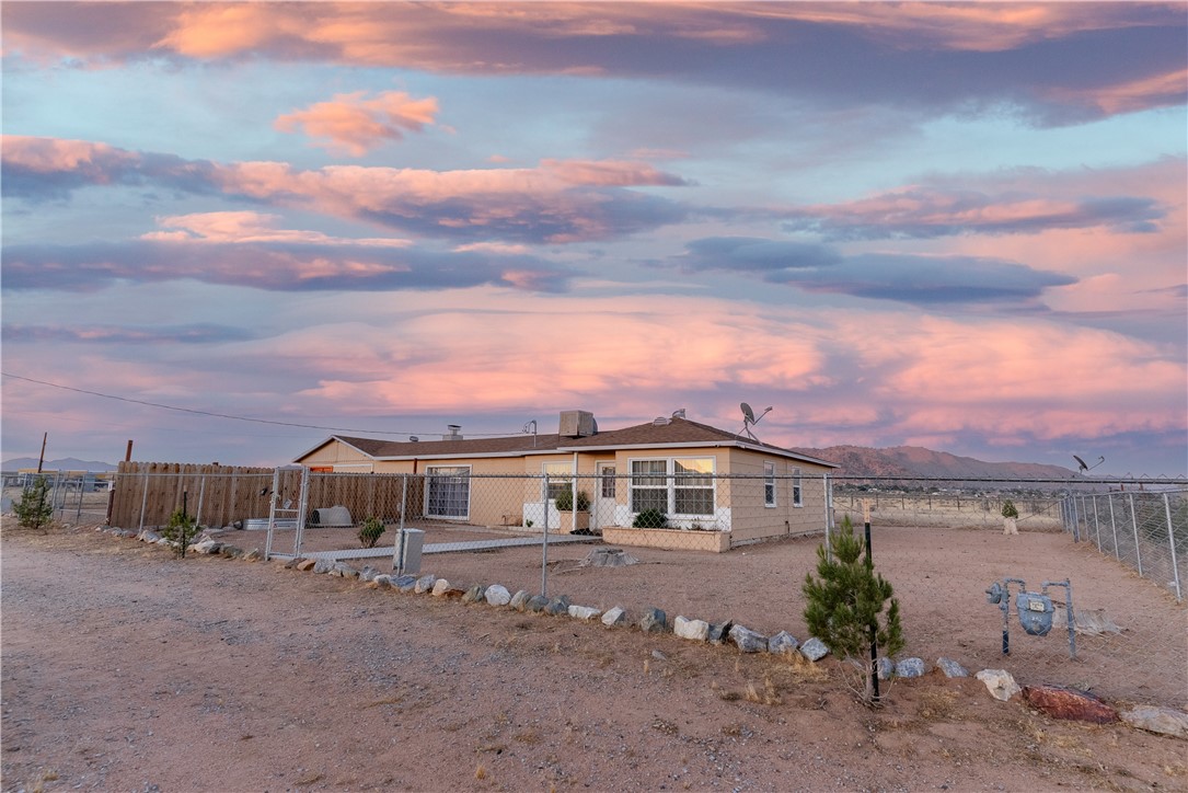 Detail Gallery Image 4 of 19 For 17237 Carmel Ln, Apple Valley,  CA 92307 - 3 Beds | 1 Baths