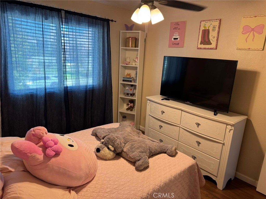 https://media.crmls.org/medias/1a97acf6-a9de-4b55-acfa-b9bbe27ecc3e.jpg?preset=X-Large