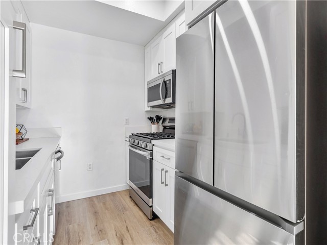 Detail Gallery Image 15 of 45 For 7320 Balboa Bld, Lake Balboa,  CA 91406 - 2 Beds | 2 Baths