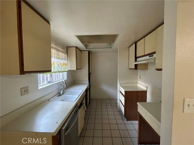 Detail Gallery Image 6 of 22 For 1575 S Reservoir St #H,  Pomona,  CA 91766 - 3 Beds | 3 Baths
