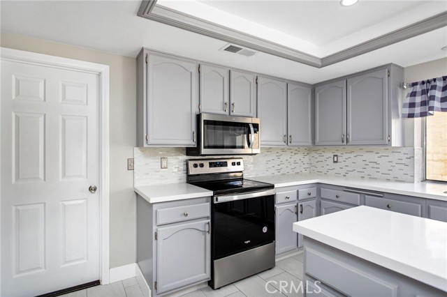 Detail Gallery Image 16 of 54 For 30471 Caliente Pl, Canyon Lake,  CA 92587 - 3 Beds | 2 Baths