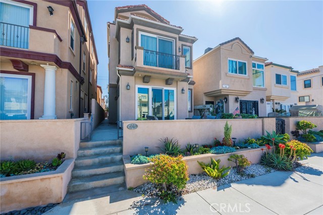 Detail Gallery Image 2 of 49 For 116 11th St, Huntington Beach,  CA 92648 - 3 Beds | 3/1 Baths