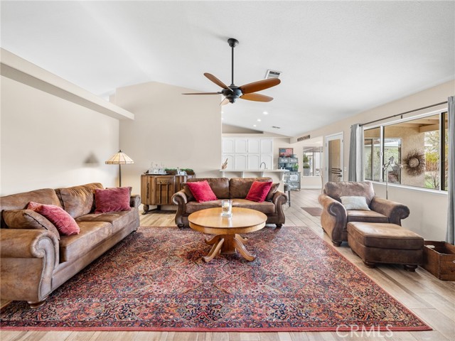 Detail Gallery Image 15 of 62 For 19544 Oneida, Apple Valley,  CA 92307 - 4 Beds | 3 Baths