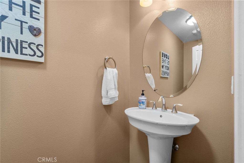 https://media.crmls.org/medias/1aa1c548-53f9-49cc-98d7-8de47acaa0d6.jpg?preset=X-Large