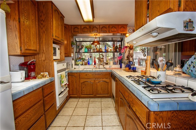 Detail Gallery Image 8 of 28 For 31510 Overhill Dr., Running Springs,  CA 92382 - 3 Beds | 3 Baths