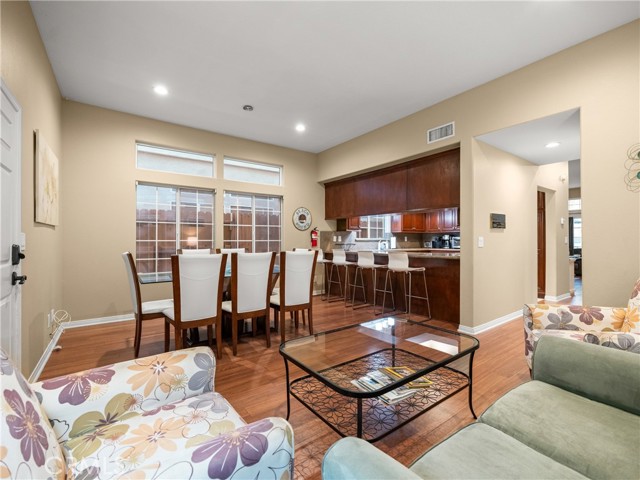Detail Gallery Image 10 of 34 For 210 6th, Huntington Beach,  CA 92648 - 3 Beds | 2/2 Baths