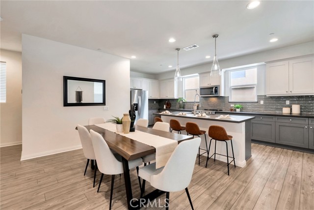 Detail Gallery Image 18 of 43 For 2132 Lacy Crossing Dr, Santa Ana,  CA 92701 - 4 Beds | 3/1 Baths