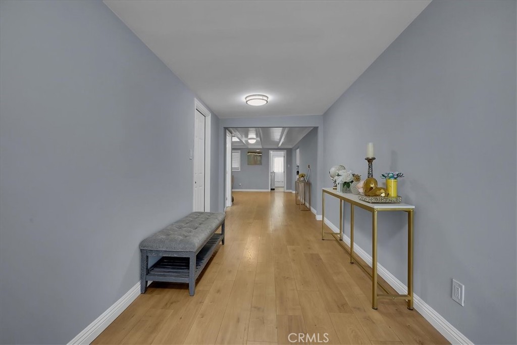 https://media.crmls.org/medias/1aa89f0d-2152-46df-bc80-ca3bab41e47a.jpg?preset=X-Large