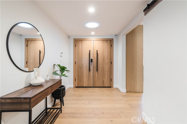 22410 Collins Street, Woodland Hills CA: https://media.crmls.org/medias/1aa99200-9895-4495-8d57-96033f6363ca.jpg