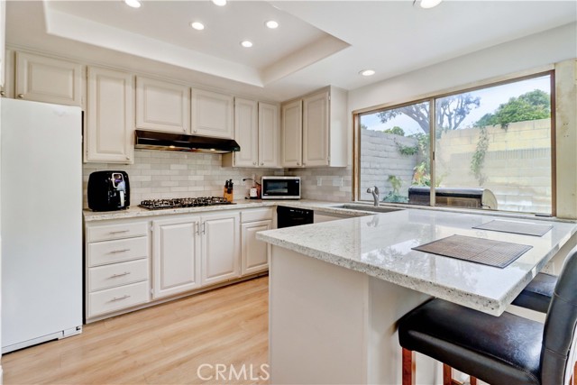 9001 Oceanwood Drive, Huntington Beach CA: https://media.crmls.org/medias/1aab2019-c7d0-4a77-8e99-bf4c40b8fe82.jpg