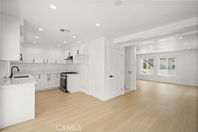 Detail Gallery Image 11 of 44 For 7010 Lennox Ave #C,  Van Nuys,  CA 91405 - 3 Beds | 2/1 Baths