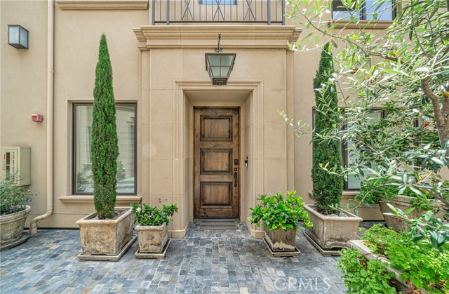823 S Bundy Drive, Los Angeles CA: https://media.crmls.org/medias/1aaba512-a3bd-4d78-aa6f-8611eb512b63.jpg