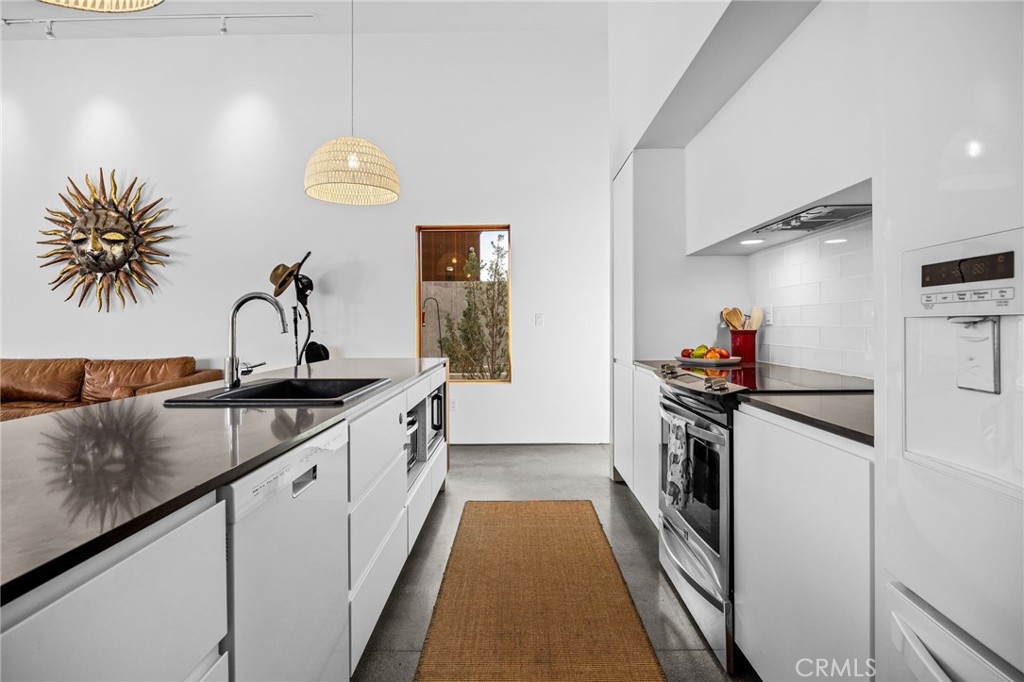 https://media.crmls.org/medias/1ab204db-2d99-4d67-b11a-92a4a1f668b8.jpg?preset=X-Large