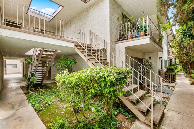 121 E Live Oak Street, San Gabriel CA: https://media.crmls.org/medias/1ab6a76c-3f89-40ac-8f1e-ac629df3020c.jpg