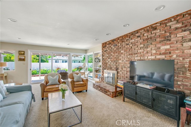 1951 Aliso Avenue, Costa Mesa CA: https://media.crmls.org/medias/1ac41dd3-832e-4c06-b54e-7dc7f053fd0a.jpg