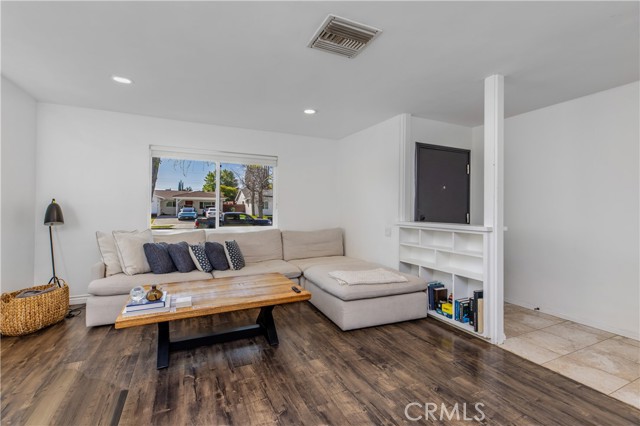 Detail Gallery Image 2 of 38 For 24131 Kittridge, West Hills,  CA 91307 - 5 Beds | 3 Baths