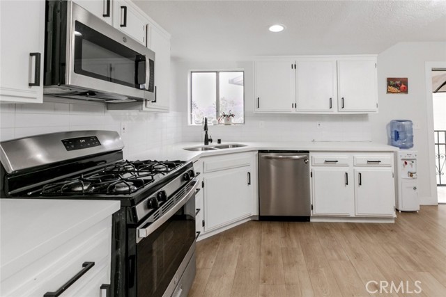 Detail Gallery Image 14 of 27 For 2850 Montrose Ave #6,  La Crescenta,  CA 91214 - 3 Beds | 3 Baths