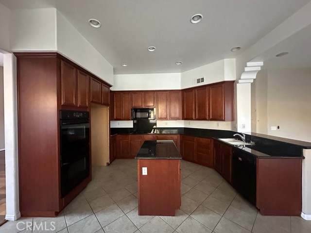 Detail Gallery Image 11 of 34 For 34046 Castle Pines Dr, Yucaipa,  CA 92399 - 4 Beds | 3/1 Baths