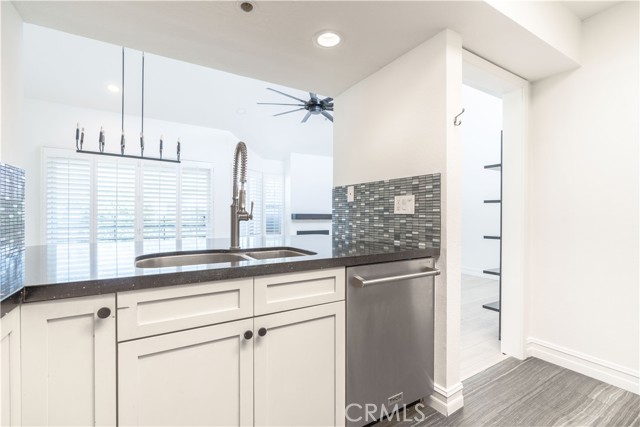 Detail Gallery Image 6 of 42 For 240 Nice #302,  Newport Beach,  CA 92663 - 2 Beds | 1/1 Baths