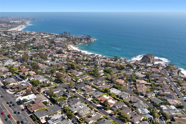 9 N Encino, Laguna Beach CA: https://media.crmls.org/medias/1acdc3f3-d553-4a0c-8002-a6210de17070.jpg