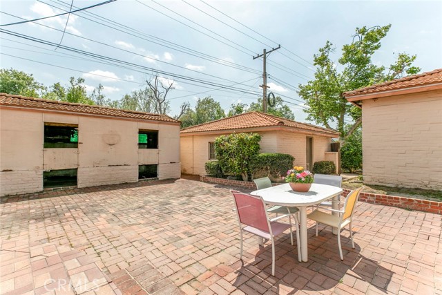 1422 W Riverside Drive, Burbank CA: https://media.crmls.org/medias/1ad0793e-241b-4cfe-9cc3-cc2d04fa4a27.jpg