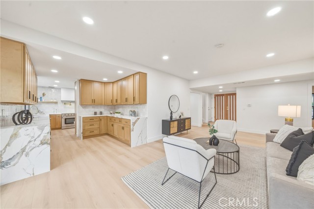 Detail Gallery Image 10 of 59 For 15335 Seine Cir, Irvine,  CA 92604 - 6 Beds | 4 Baths