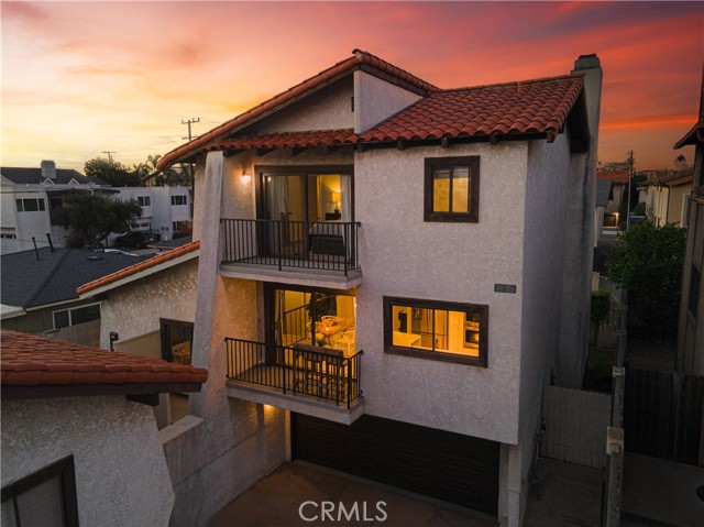  The home is in a prime location of North Redondo Beach, close to shopping restaurants, entertainment, and the outdoor activities to be enjoyed by the beautiful Southbay beaches.