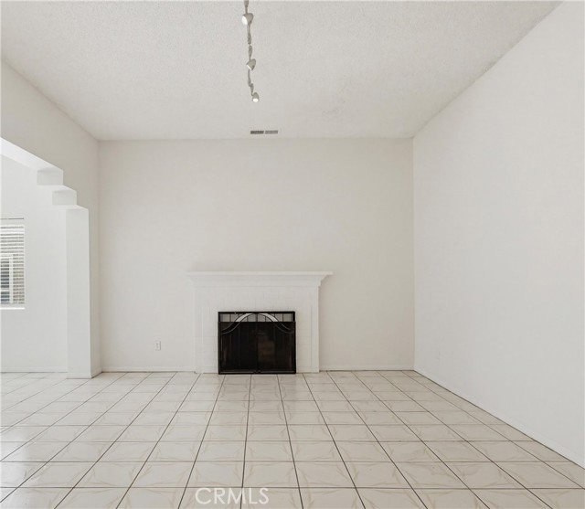 Detail Gallery Image 9 of 47 For 417 S Glenwood Pl., Burbank,  CA 91506 - 5 Beds | 3 Baths